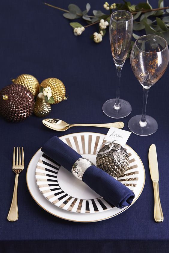 Configuración de la mesa navideña dorada y azul marino