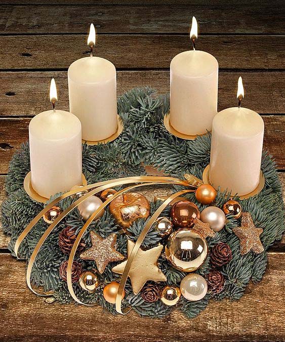 Gold and brown Christmas candle decoration #Christmas #Christmasdecor #candles #centerpiece #decorhomeideas