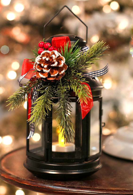 Lantern Christmas Centerpiece #Christmas #centerpiece #Christmasdecor #decorhomeideas