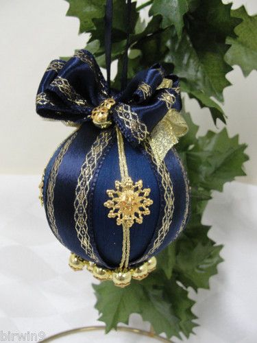 Navy Blue And Gold Christmas Ball #Christmas #Christmasdecor #gold #navyblue #decorhomeideas