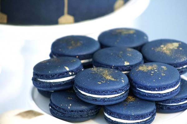 Navy Blue and Gold Christmas Macarons #Christmas #Christmasdecor #gold #navyblue #decorhomeideas