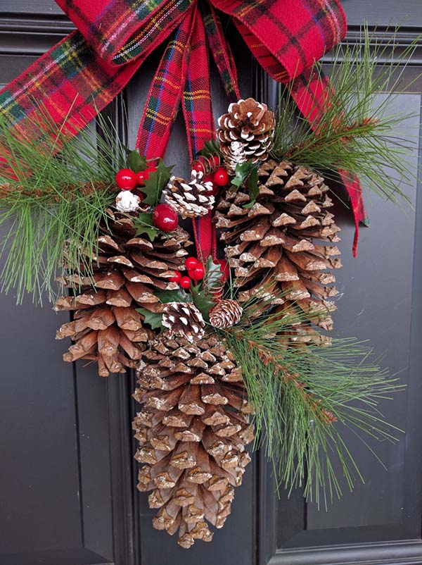 Pine Cone Christmas Front Door Decoration #Christmas #Christmasdecor #pinecones #crafts #decorhomeideas