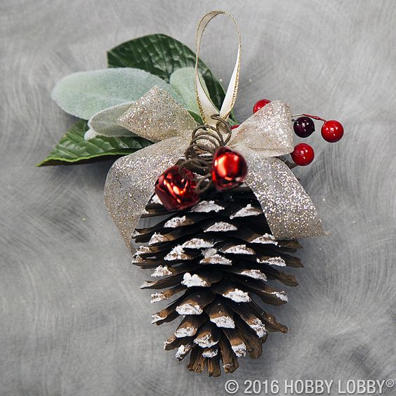 Pine Cone Christmas Tree Ornament #Christmas #Christmasdecor #pinecones #crafts #decorhomeideas