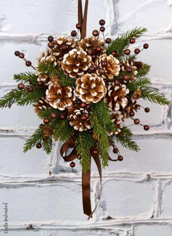 Pine Cone DIY crafts Swag #Christmas #Christmasdecor #pinecones #crafts #decorhomeideas