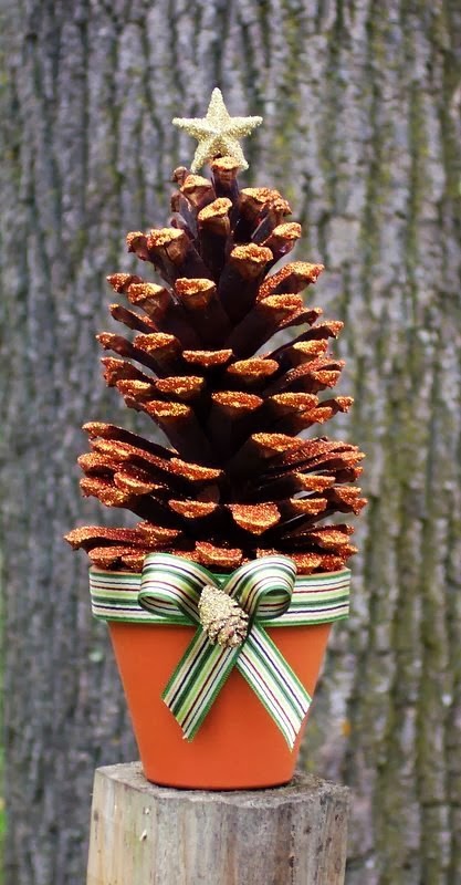 Pine Cone Mini Christmas Tree #Christmas #Christmasdecor #pinecones #crafts #decorhomeideas