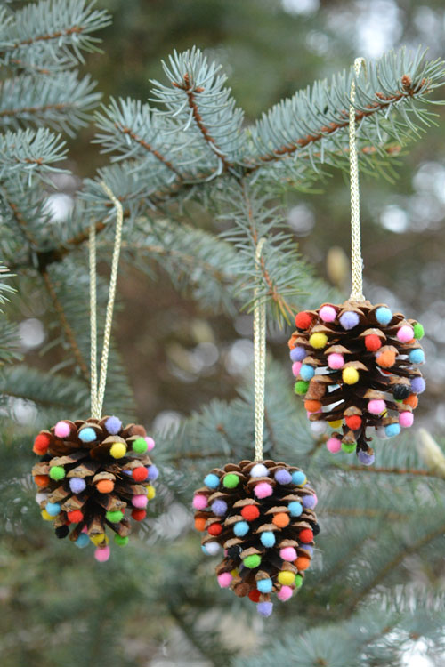 Pom Poms Christmas Tree Pinecone Ornaments #Christmas #Christmasdecor #pinecones #crafts #decorhomeideas