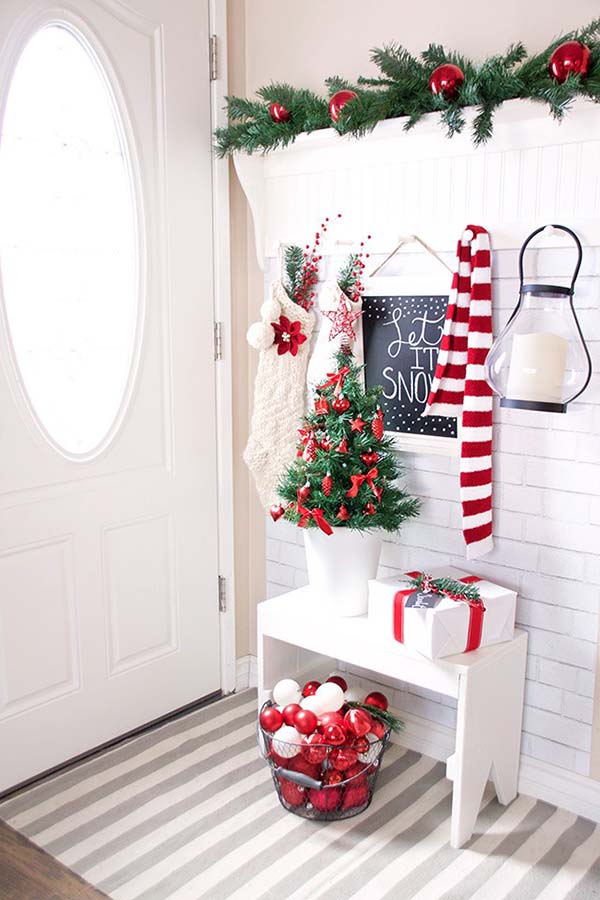 Red Christmas Decor Entryway #Christmas #Christmasdecor #entryway #hallway #decorhomeideas