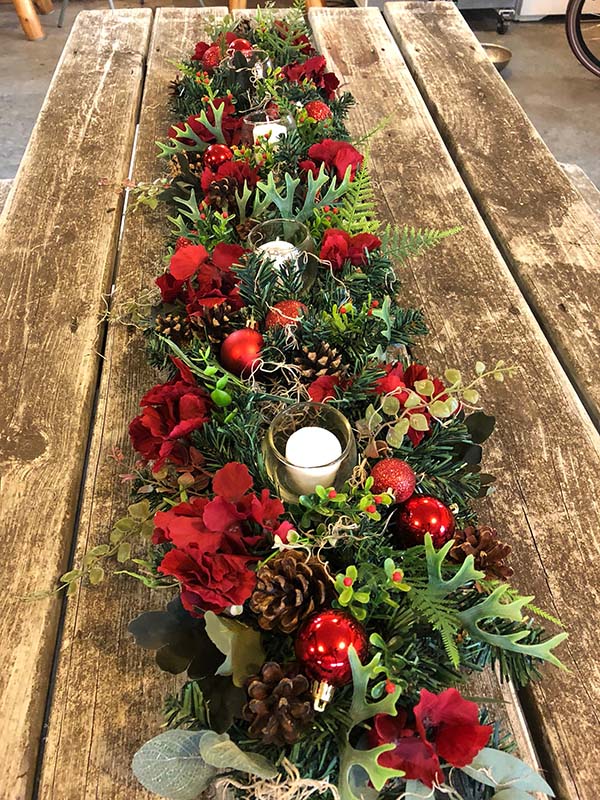 Red and Green Garland Christmas Table Centerpiece #Christmas #Christmasdecor #centerpieces #Christmascenterpieces #decorhomeideas