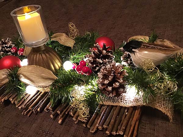 Rustic Christmas Centerpiece #Christmas #Christmasdecor #centerpieces #Christmascenterpieces #decorhomeideas