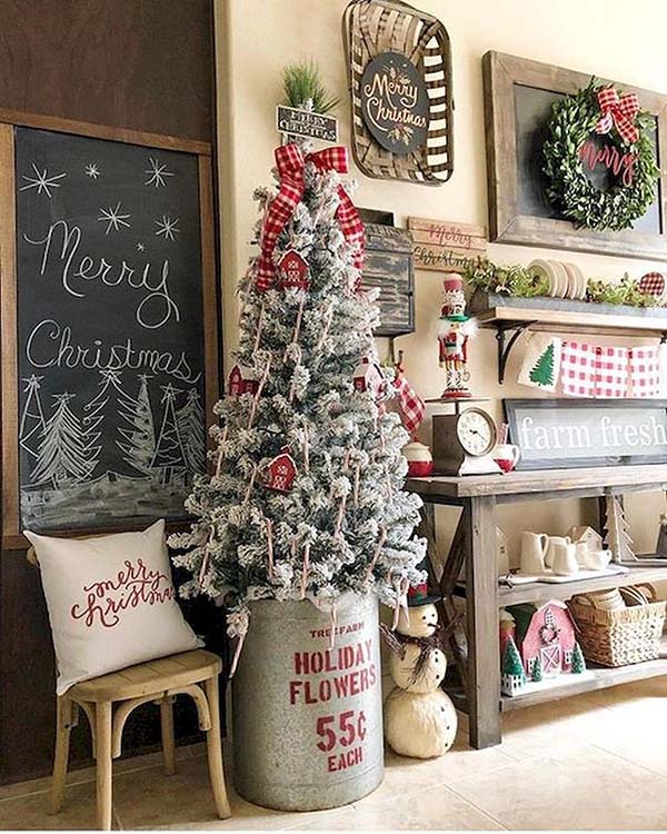 Rustic Christmas Decorated Entryway #Christmas #Christmasdecor #entryway #hallway #decorhomeideas