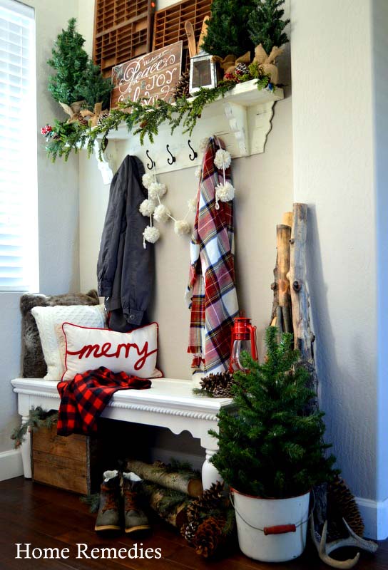 Rustic Christmas Entryway #Christmas #Christmasdecor #entryway #hallway #decorhomeideas