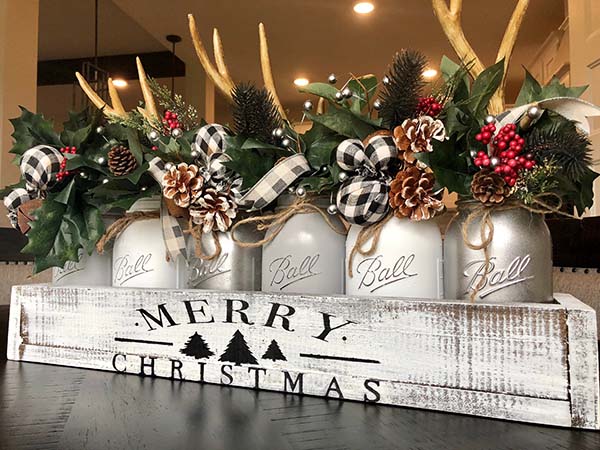 Rustic Mason Jars Christmas Centerpiece #Christmas #Christmasdecor #centerpieces #Christmascenterpieces #decorhomeideas