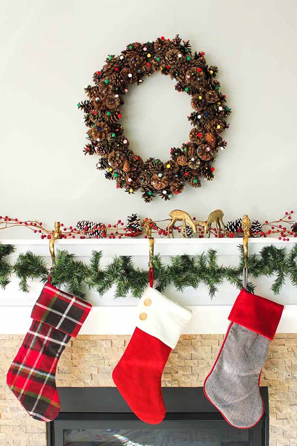 Simple DIY Pinecone Wreath #Christmas #Christmasdecor #pinecones #crafts #decorhomeideas