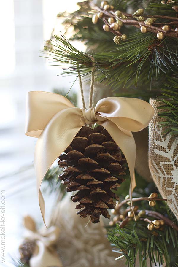 Simple Ribbon Pinecone Ornament #Christmas #Christmasdecor #pinecones #crafts #decorhomeideas