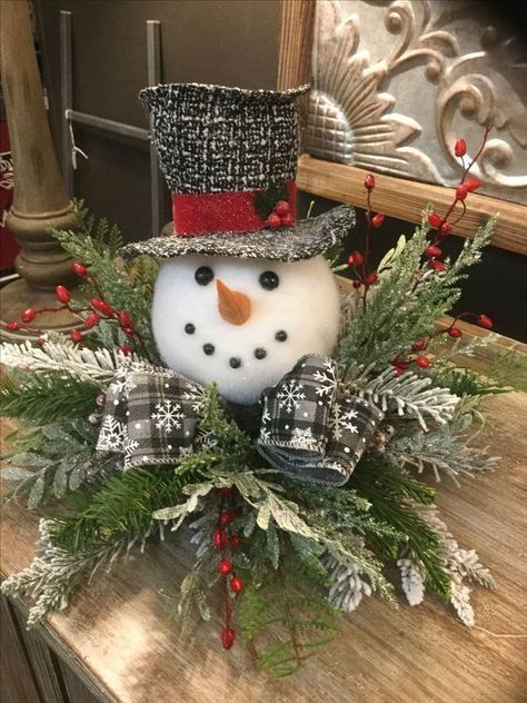 Snowman Christmas Centerpiece #Christmas #centerpiece #Christmasdecor #decorhomeideas