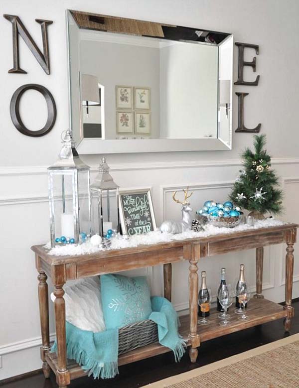 Turquoise Farmhouse Christmas Entryway #Christmas #Christmasdecor #entryway #hallway #decorhomeideas