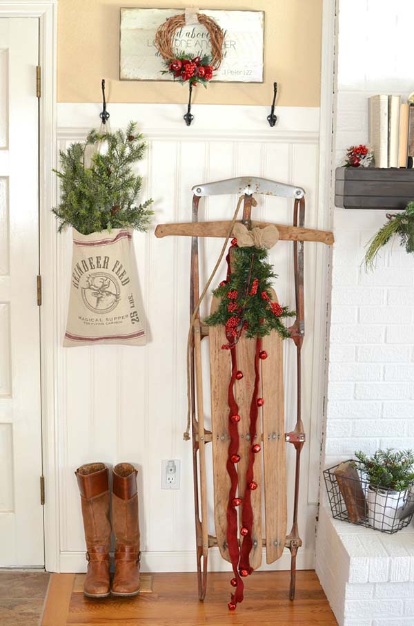 Vintage Christmas Entryway #Christmas #Christmasdecor #entryway #hallway #decorhomeideas