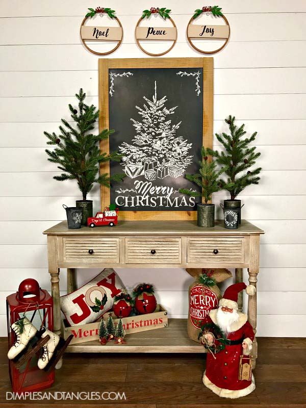 Warm Toned Christmas Entryway Decor #Christmas #Christmasdecor #entryway #hallway #decorhomeideas