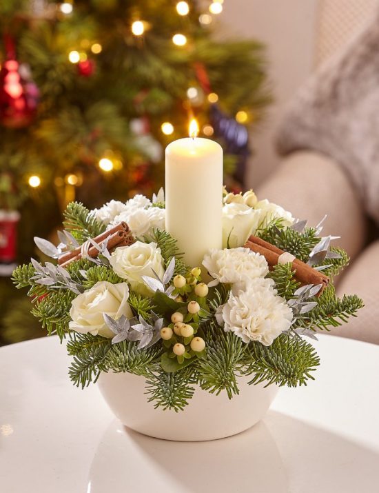 White Flowers Christmas Candle Centerpiece #Christmas #Christmasdecor #candles #centerpiece #decorhomeideas