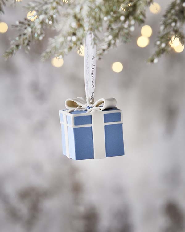 Wrapped Gift Christmas Ornament #Christmas #ornaments #Christmasdecor #decorhomeideas