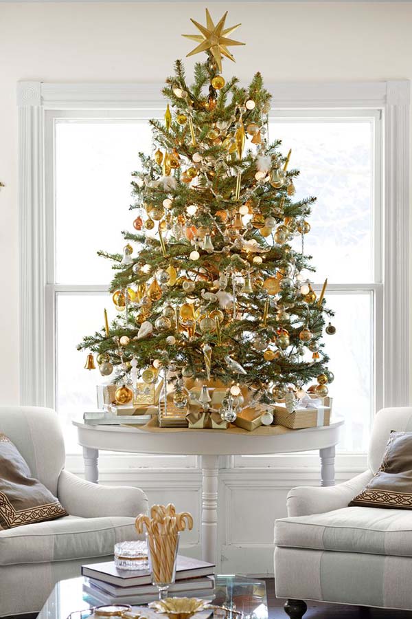 Tabletop Christmas Tree With Gold Decorations #Christmas #tabletop #Christmastree #Christmasdecor #decorhomeideas