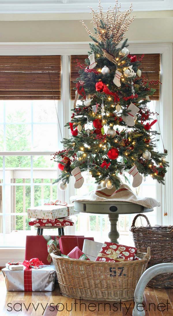 Traditional Tabletop Christmas Tree #Christmas #tabletop #Christmastree #Christmasdecor #decorhomeideas