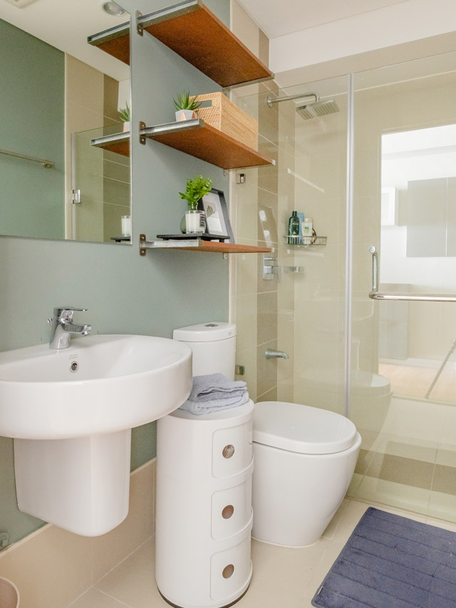 Bathroom in light tones, compact and with open shelves storage