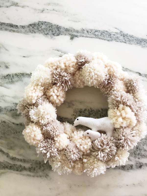 DIY Pom Pom Wreath #winterdecor #homdecor #winter #decorhomeideas