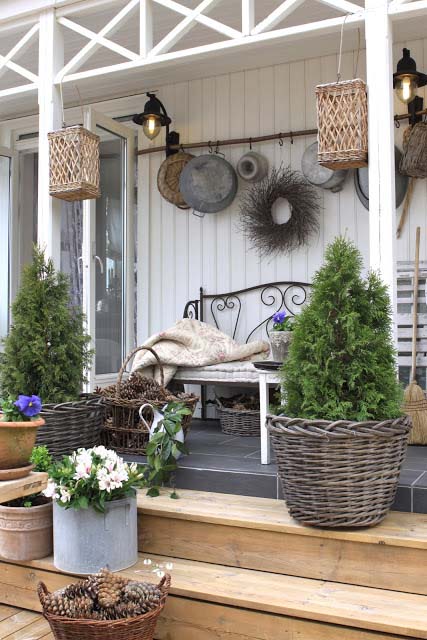 Farmhouse Rustic Flower Baskets Decor #farmhouse #rustic #porch #decor #decorhomeideas