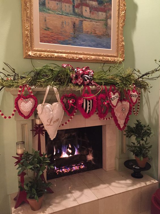 Fireplace Decorated For Valentines Day #valentinescraft #decor #love #crafts #diy #decorhomeideas