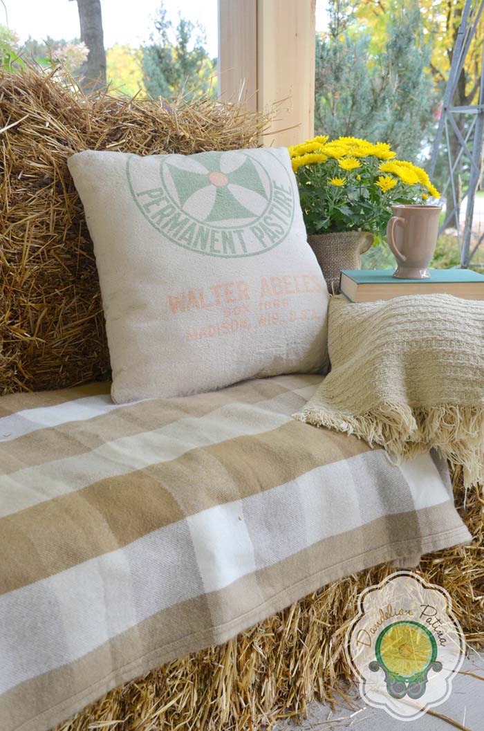 Hay Bale Front Porch Sofa #farmhouse #rustic #porch #decor #decorhomeideas