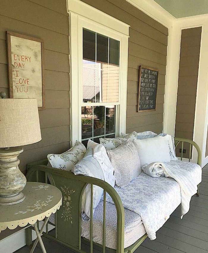 Rustic Front Porch Bed #farmhouse #rustic #porch #decor #decorhomeideas