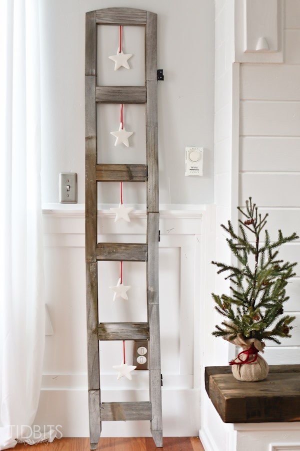 Rustic Ladder Winter Decor #winterdecor #homdecor #winter #decorhomeideas