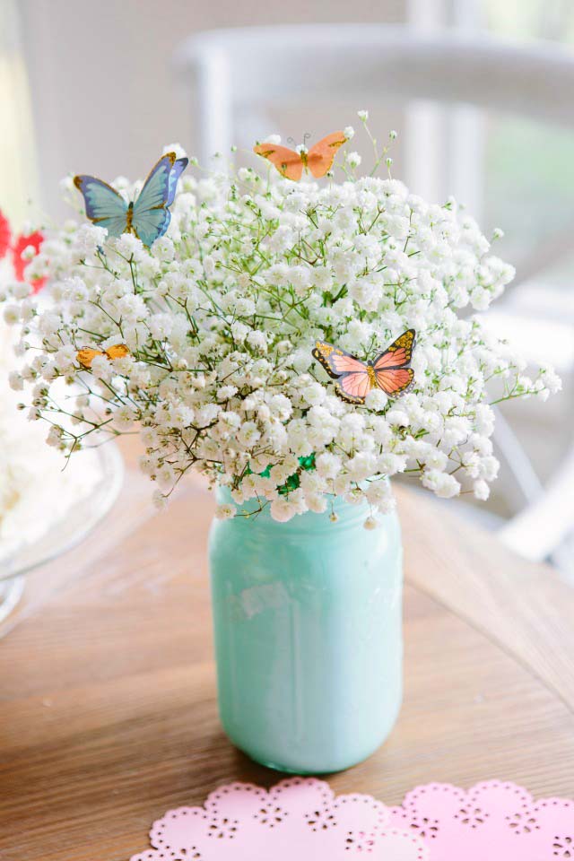 Spring Centerpiece With Flowers and Butterflies #centerpiece #spring #Easter #decorhomeideas