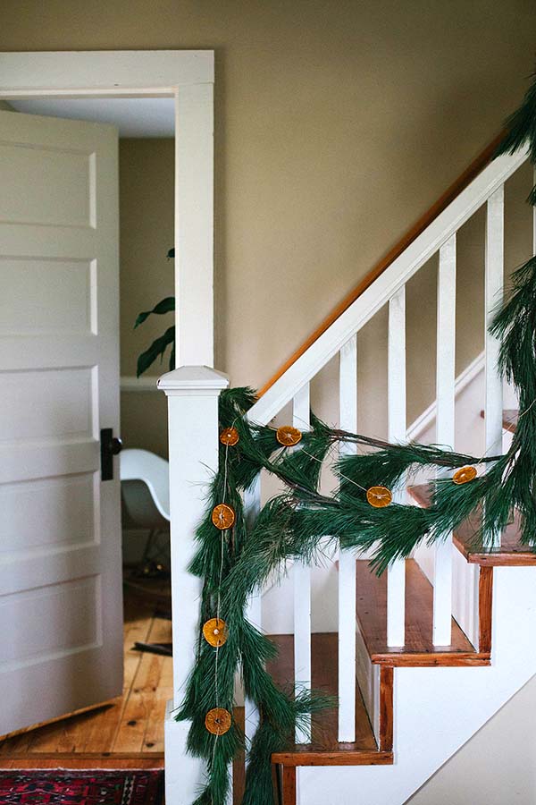 Staircase Winter Decor Dried Orange #winterdecor #homdecor #winter #decorhomeideas