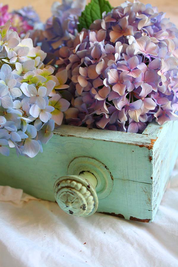 Turquoise Wooden Box With Flowers #rustic #centerpieces #woodenbox #homedecor #decorhomeideas