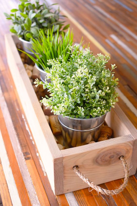 Wooden Box Centerpiece With Wine Corks #rustic #centerpieces #woodenbox #homedecor #decorhomeideas