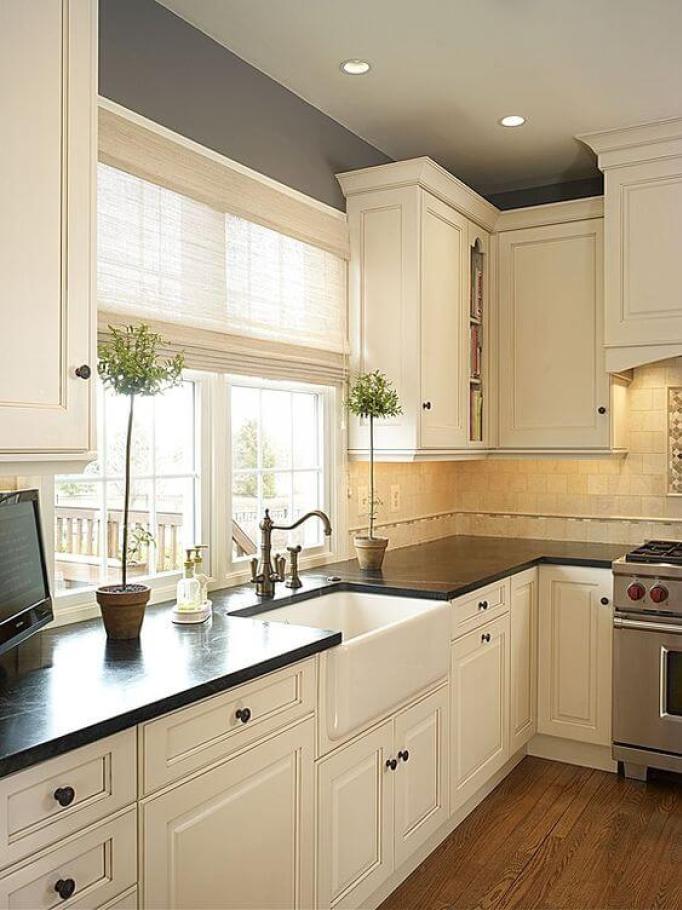 32 Best Antique White Kitchen Cabinets, Off White Kitchen Cabinets With Black Granite Countertops