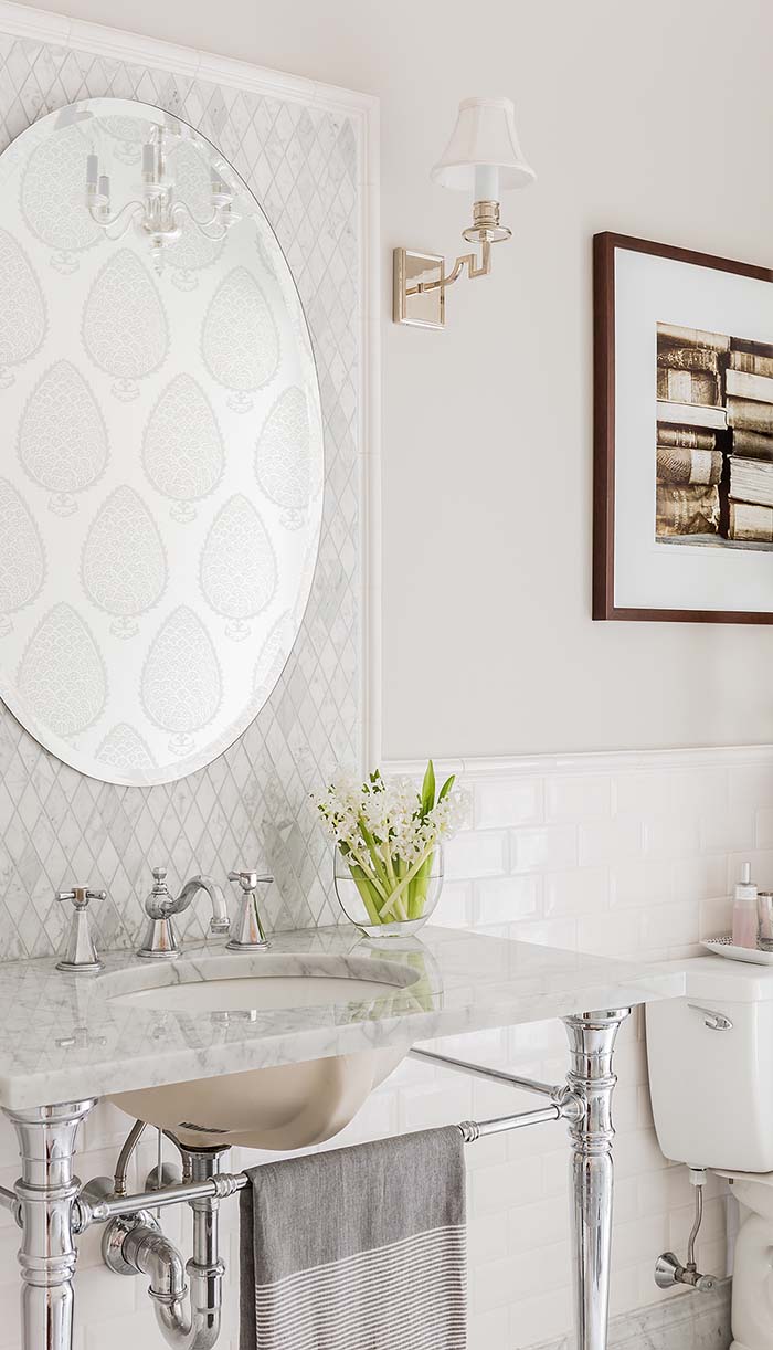 Bathroom With Gray Painted Walls #paintcolor #relax #homedecor #calming color #decorhomeideas