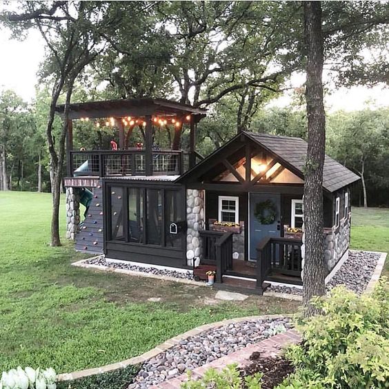 Black Tiny Cabin #cabin #loghouse #tinyhouse  #decorhomeideas