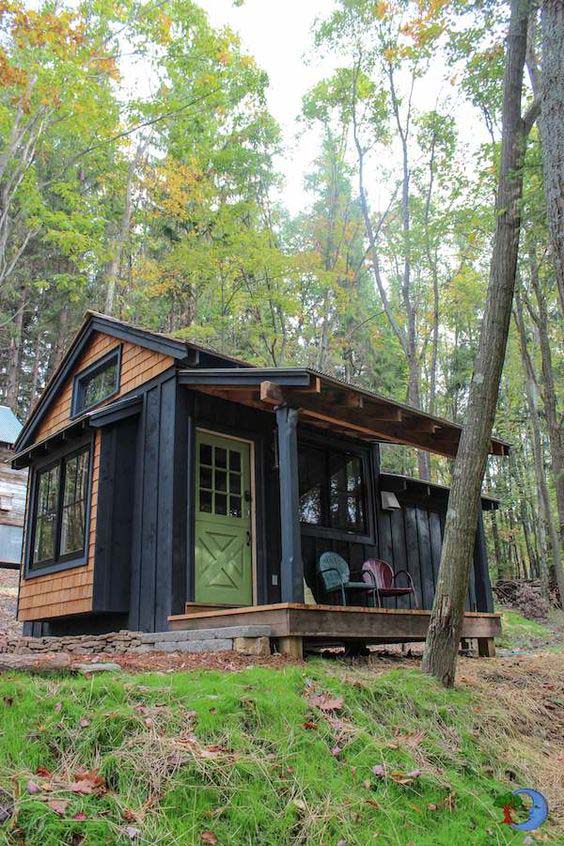 Tiny Cabin For Two #cabin #loghouse #tinyhouse  #decorhomeideas