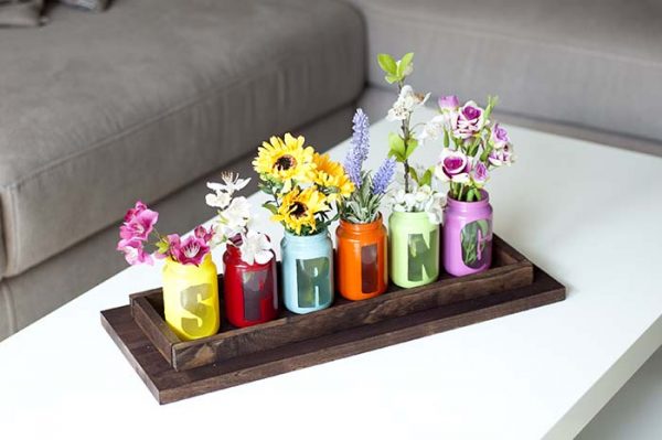 DIY Spring Centerpiece with jars and spray paint #diy #spring #centerpiece #decorhomeideas