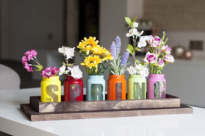 DIY Spring Centerpiece with jars and spray paint #diy #spring #centerpiece #decorhomeideas