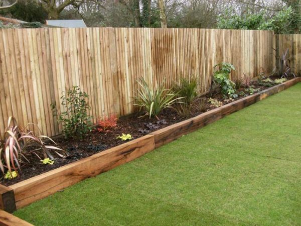 Simple Wood Garden Bed Edging #garden #gardenbed #edging #decorhomeideas