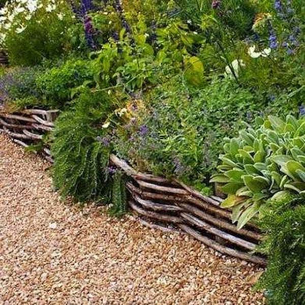 Woven Wattle Fence #garden #gardenbed #edging #decorhomeideas