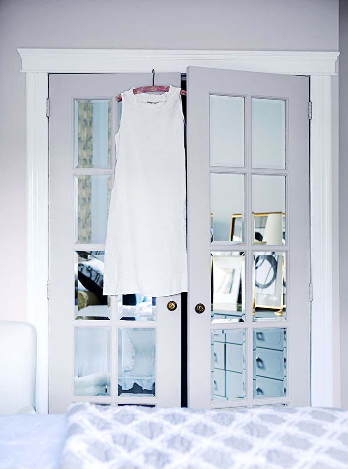 Simple Closet Door Makeover With Mirror #closet #mirror #door #decorhomeideas