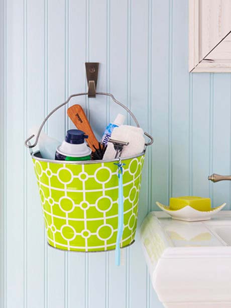 Metal basket to store bathroom accessories