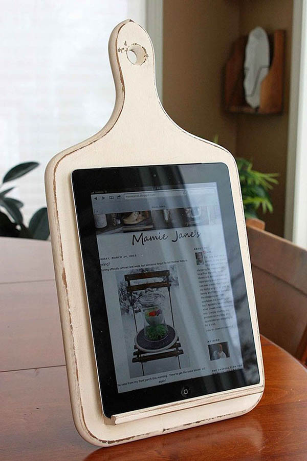 Repurpose Old Kitchen Chalkboard Into Tablet Holder #repurpose #reuse #kitchen #utensil #decorhomeideas