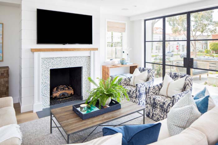 Living Room With Blue Accents #livingroom #bright #interiordesign #decorhomeideas