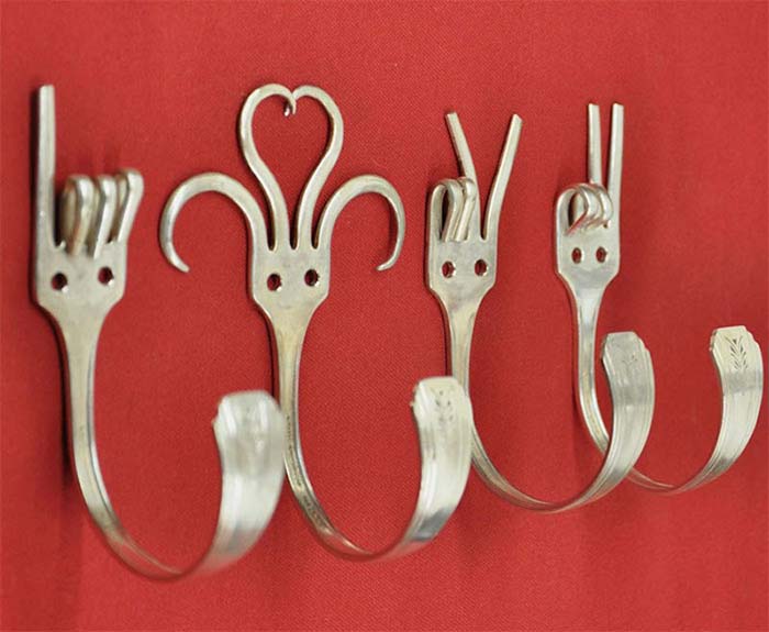 Turn Old Forks Into Hangers #repurpose #reuse #kitchen #utensil #decorhomeideas